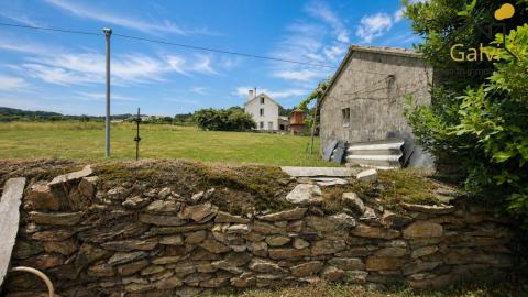 Casa con hórreo y amplia finca en Loiba