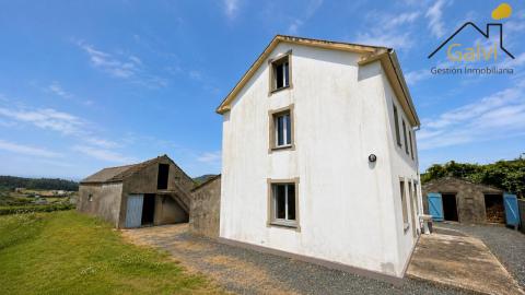 Casa con hórreo y amplia finca en Loiba