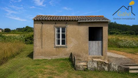 Casa con hórreo y amplia finca en Loiba
