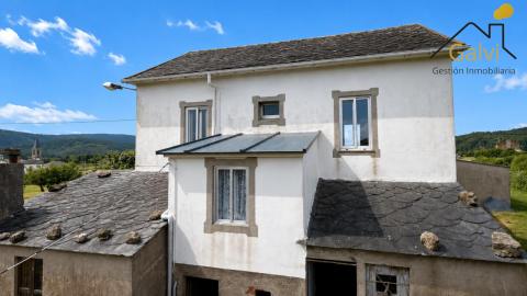 Casa con hórreo y amplia finca en Loiba