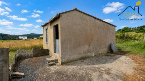 Casa con hórreo y amplia finca en Loiba
