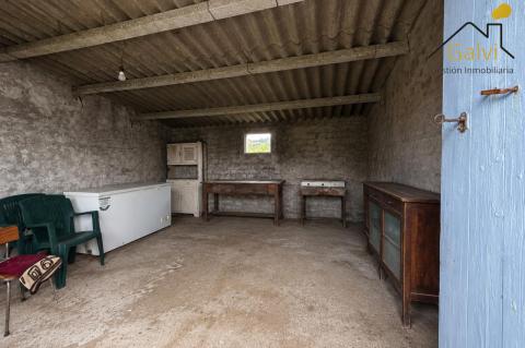 Casa con hórreo y amplia finca en Loiba