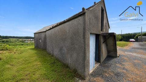 Casa con hórreo y amplia finca en Loiba