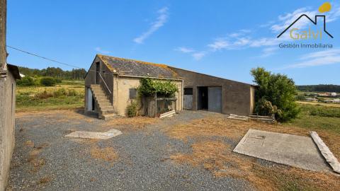 Casa con hórreo y amplia finca en Loiba