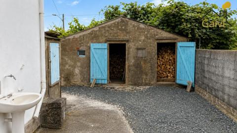 Casa con hórreo y amplia finca en Loiba