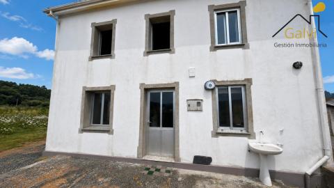 Casa con hórreo y amplia finca en Loiba