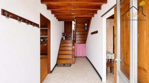 Casa con hórreo y amplia finca en Loiba