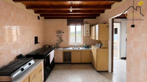 Casa con hórreo y amplia finca en Loiba