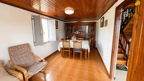 Casa con hórreo y amplia finca en Loiba