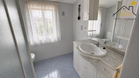 Casa con hórreo y amplia finca en Loiba