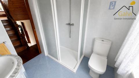 Casa con hórreo y amplia finca en Loiba