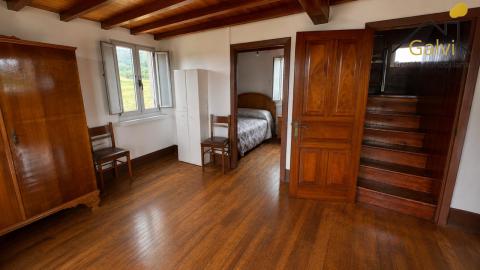 Casa con hórreo y amplia finca en Loiba