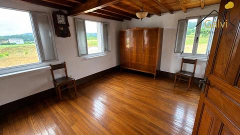 Casa con hórreo y amplia finca en Loiba