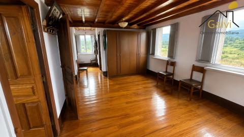 Casa con hórreo y amplia finca en Loiba