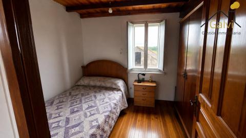Casa con hórreo y amplia finca en Loiba