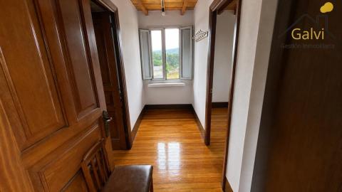 Casa con hórreo y amplia finca en Loiba
