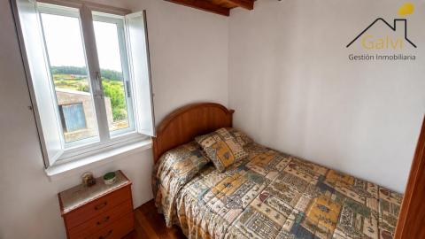 Casa con hórreo y amplia finca en Loiba