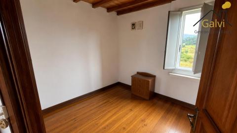 Casa con hórreo y amplia finca en Loiba