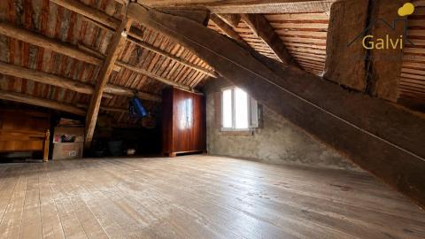 Casa con hórreo y amplia finca en Loiba
