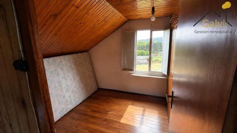 Casa con hórreo y amplia finca en Loiba